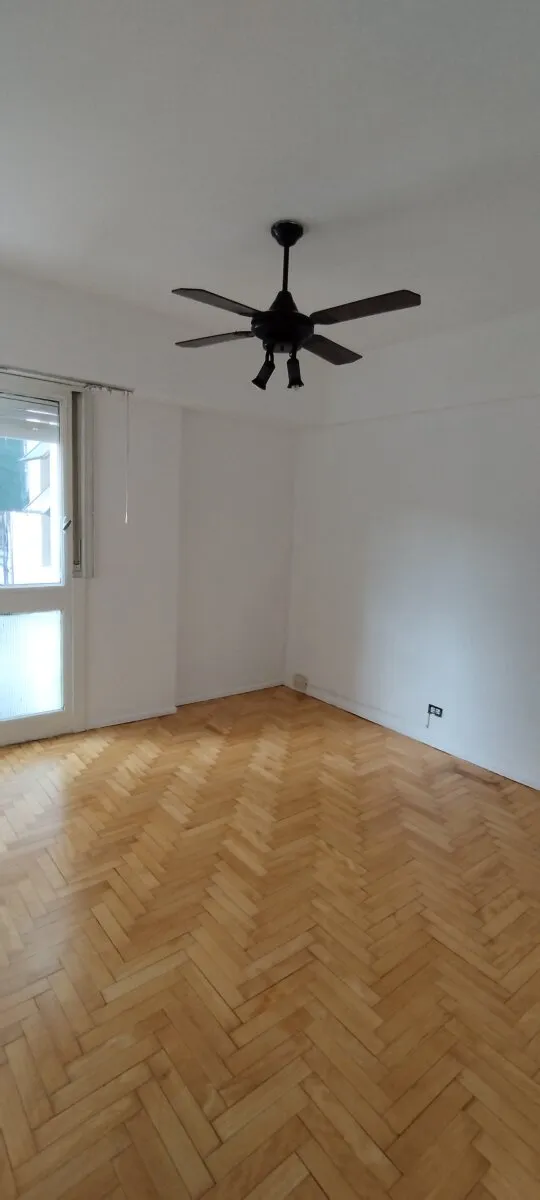 Apartamento de três ambientes com varanda de frente em Villa General Mitre