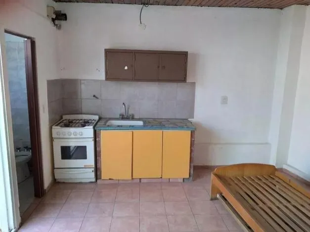 Kitnet de um ambiente com pequeno pátio em Hurlingham (Villa Tesei)