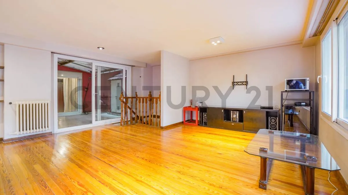 Four-bedroom ground-floor apartment with patio in Caballito