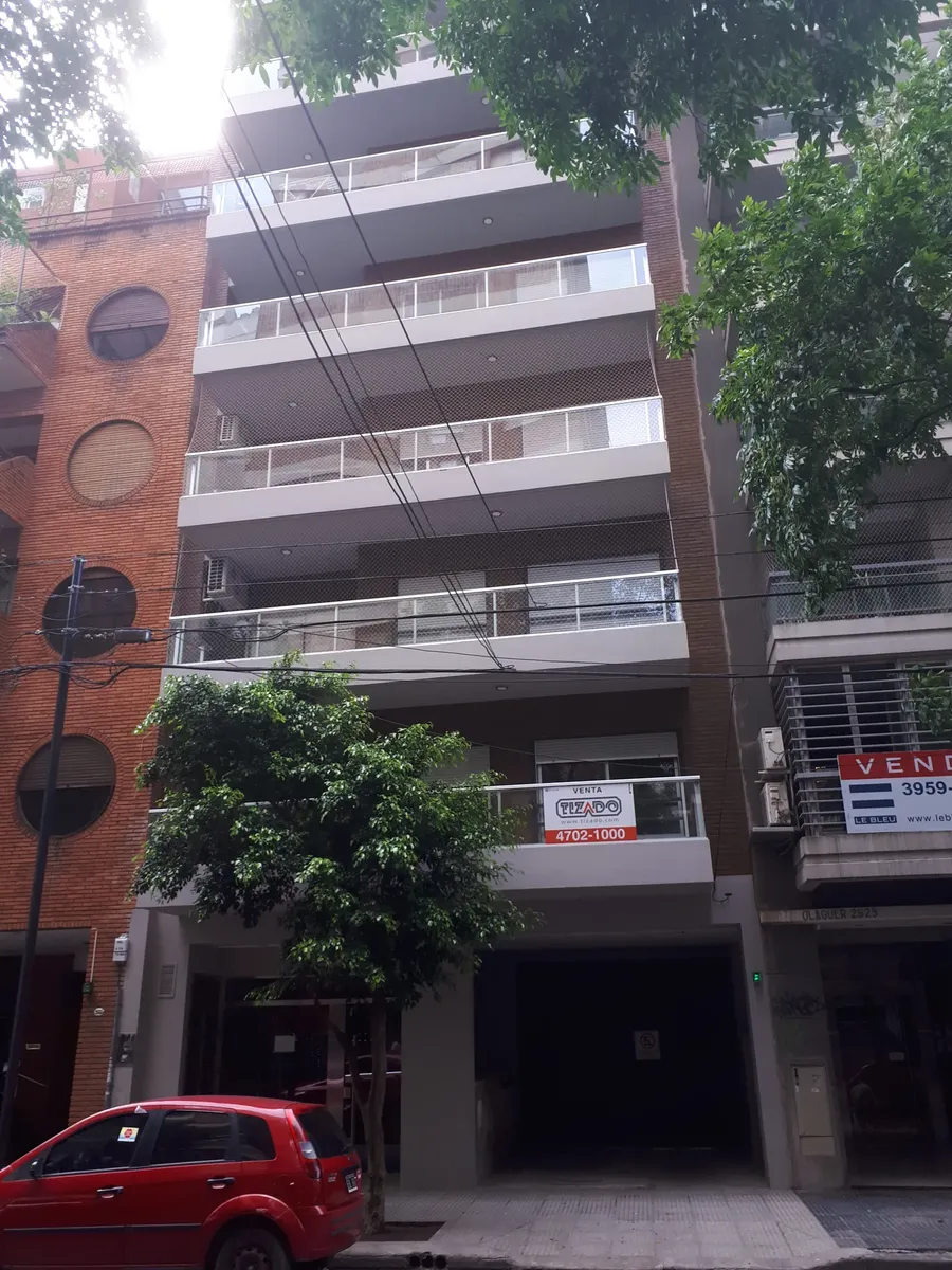 Two-room apartment with assigned covered parking in Colegiales
