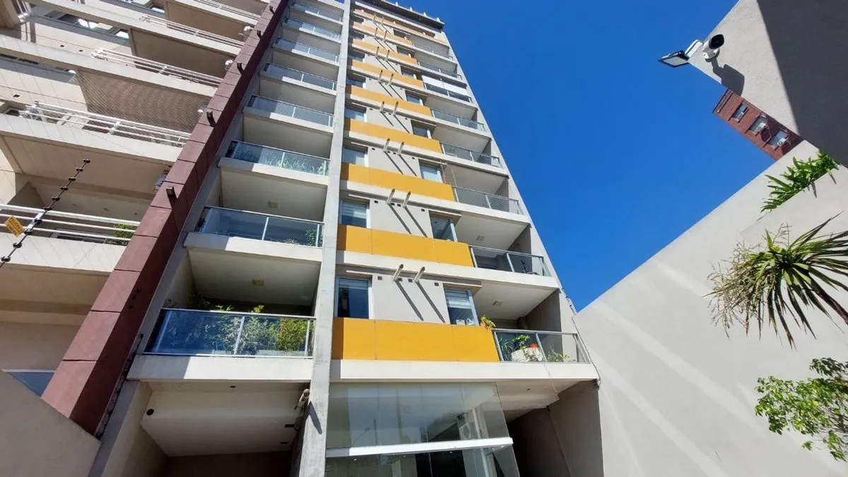 Apartamento de dois ambientes com vaga de garagem em Bernal Centro