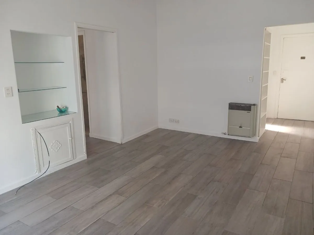 Apartamento de três ambientes com varanda de frente em Recoleta