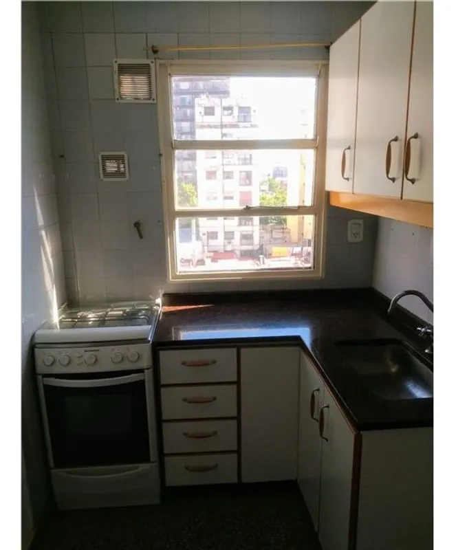 Apartamento de três ambientes com varanda em Colegiales