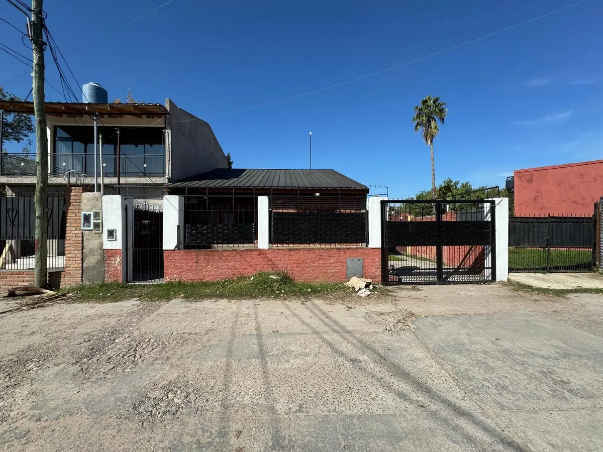 Casa 4 Ambientes En Dos Plantas, Con Pileta En Alquiler En Moreno