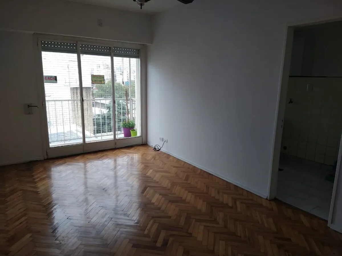 Departamento de 2 ambientes al frente en Almagro