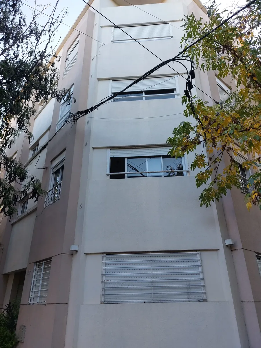 Apartamento meio andar de 1 dormitório com escritório em La Plata