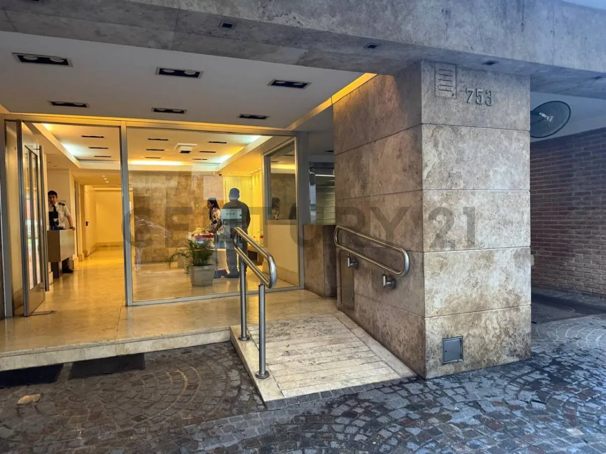 Apartamento de três ambientes com vaga fixa em Palermo