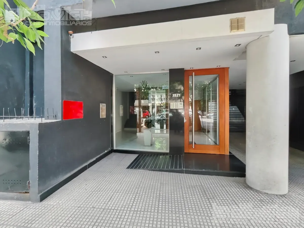 Kitnet térreo no 3º andar de fundos com varanda em Caballito