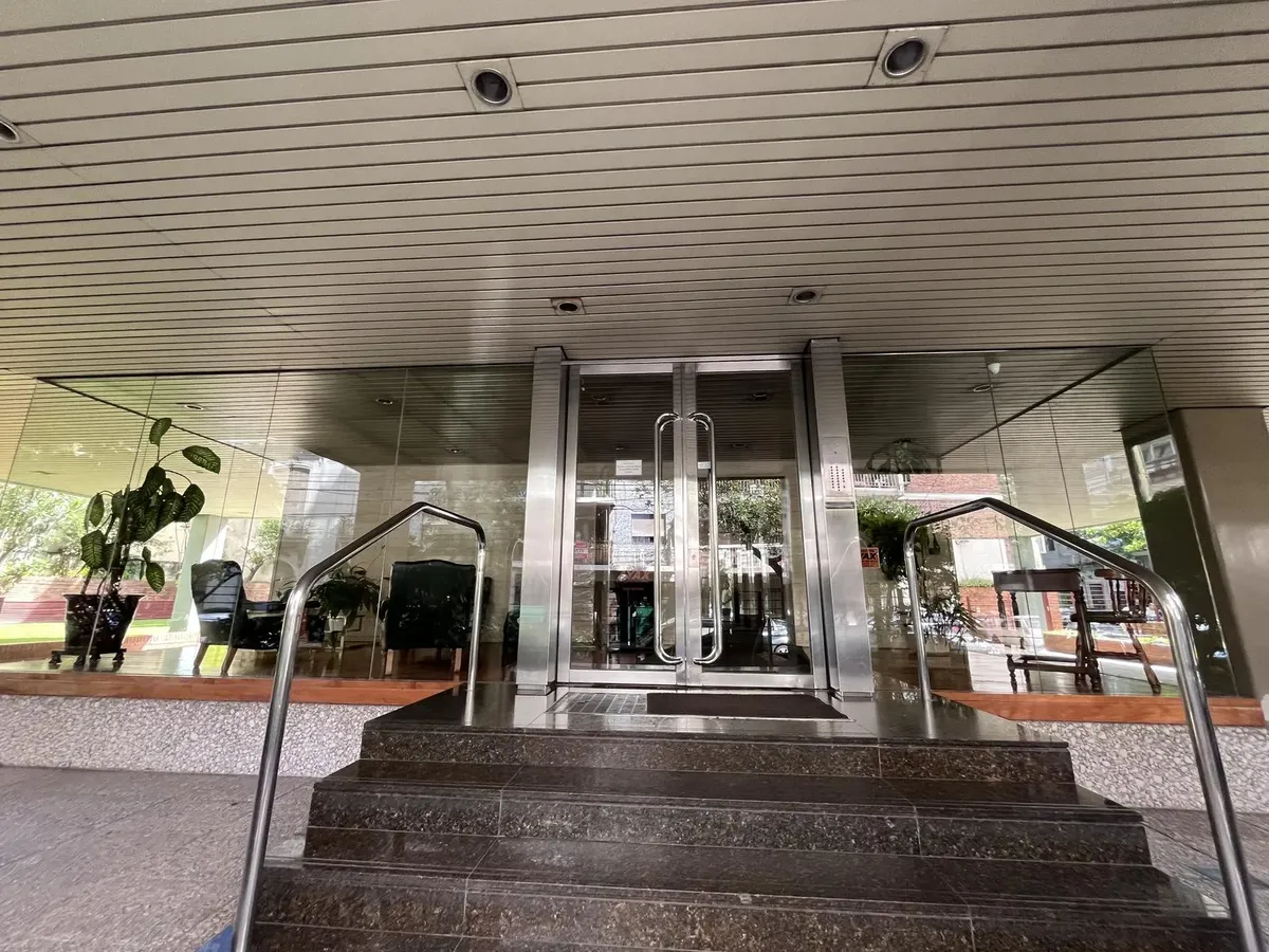 Departamento de 3 ambientes con 2 dormitorios y cochera en Belgrano