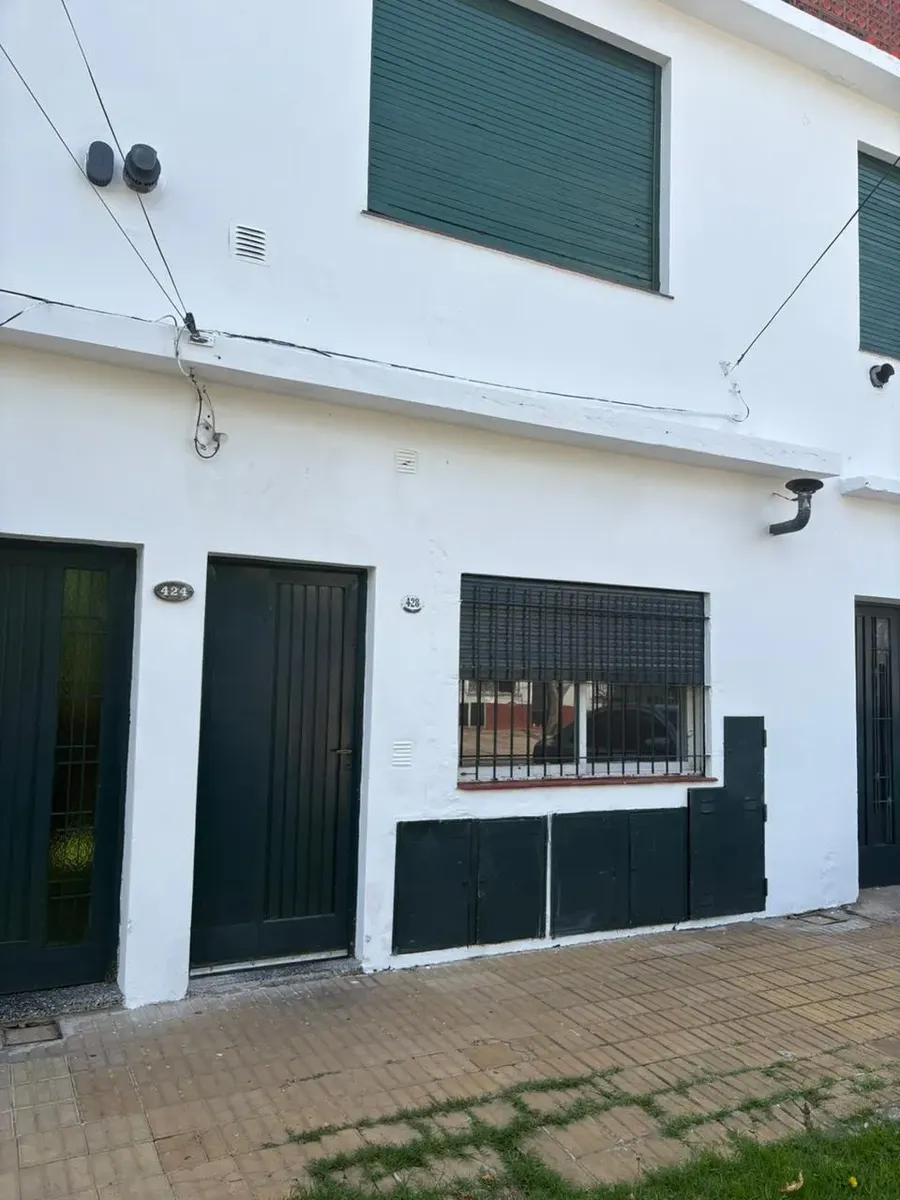 Apartment ground-floor unit in Lomas de Zamora with private kitchen-dining area