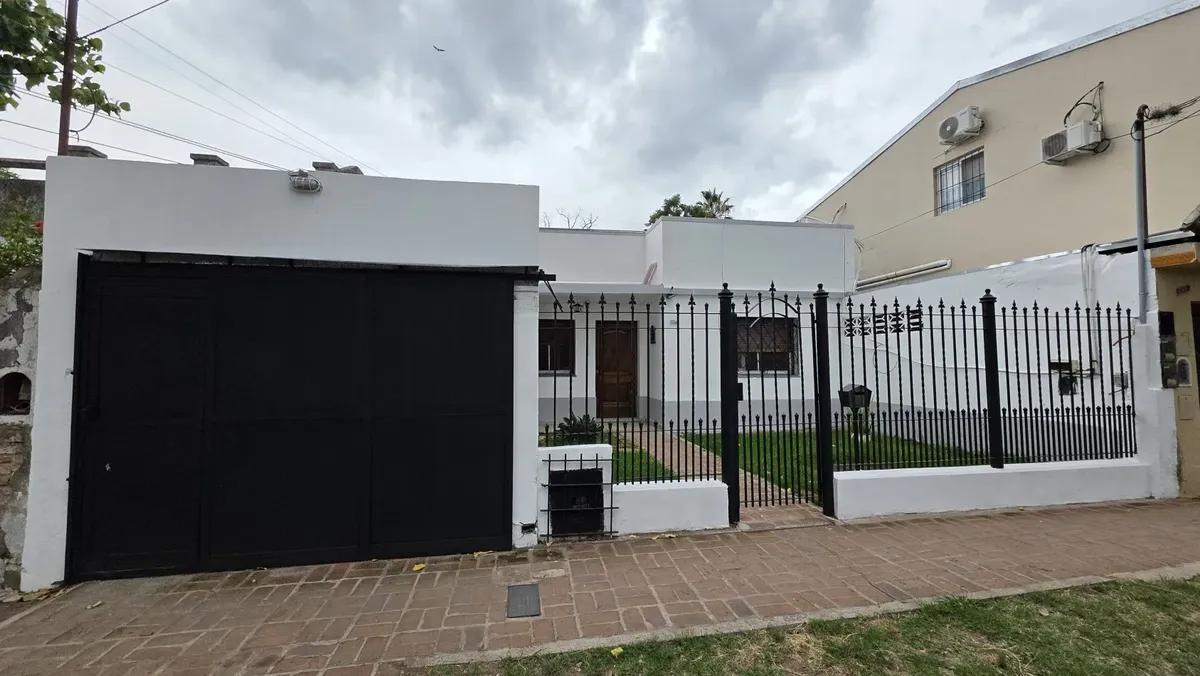 Three-room house with covered patio and terrace in Lomas de Zamora