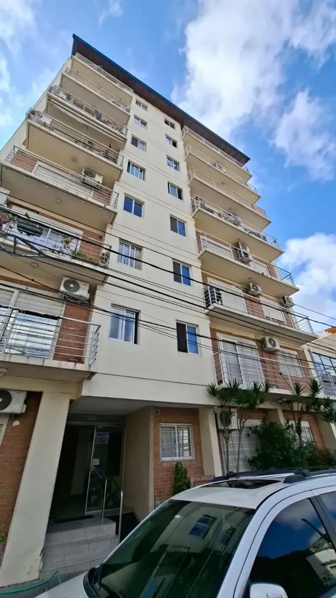 Departamento de 2 ambientes con balcón al frente en Tres de Febrero
