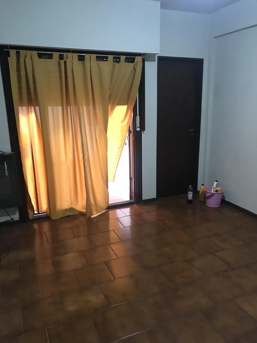 Apartamento de dois ambientes com 1 dormitório e saída para pátio em Liniers