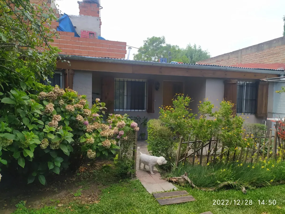 Apartamento de dois ambientes tipo casa com jardim em General San Martín
