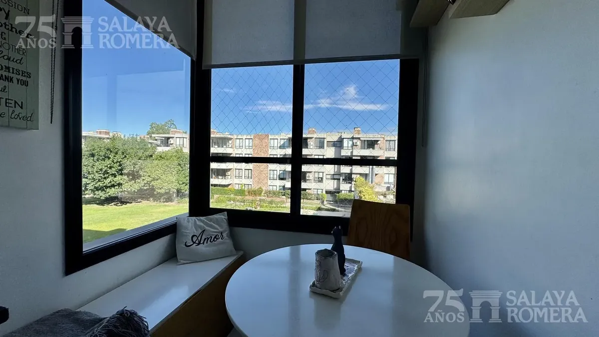 Apartamento de três dormitórios com varanda e churrasqueira em Martínez