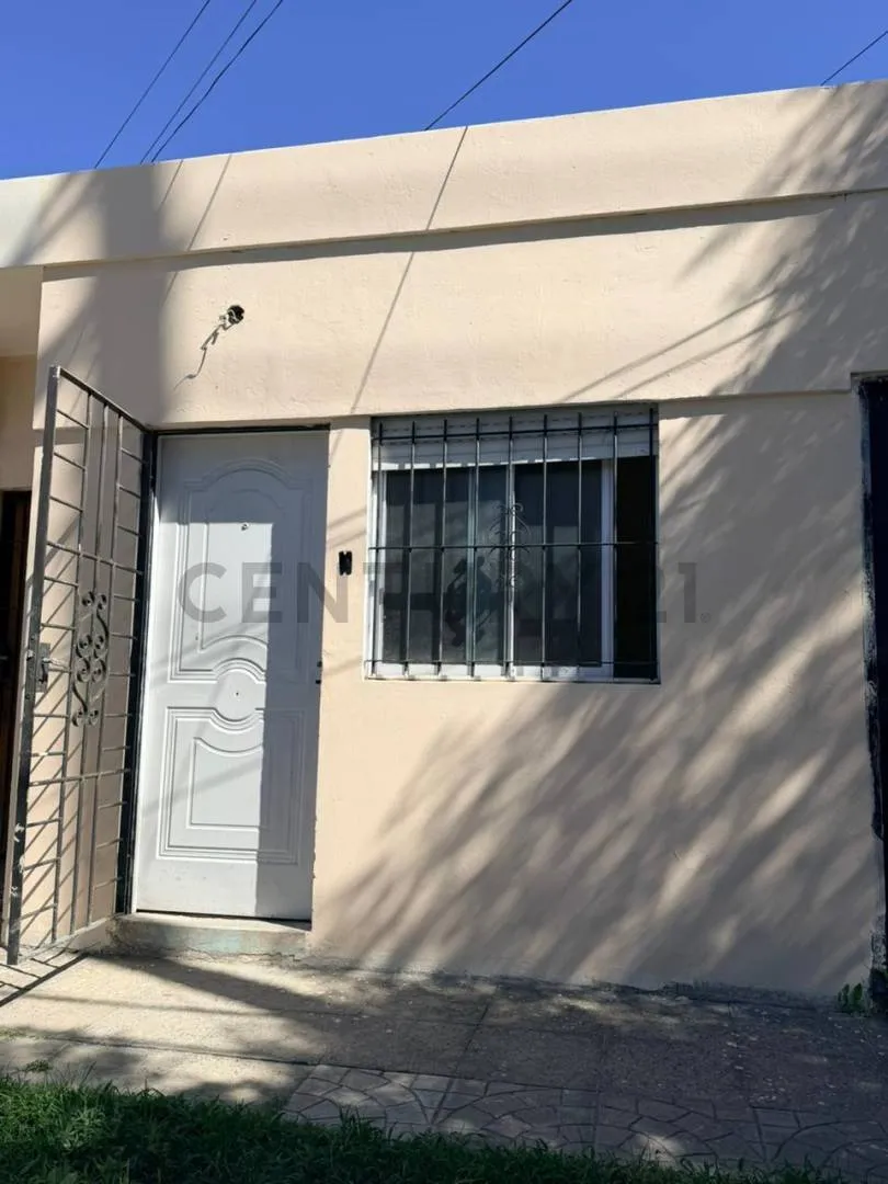 Casa de dois ambientes para alugar em Ituzaingó