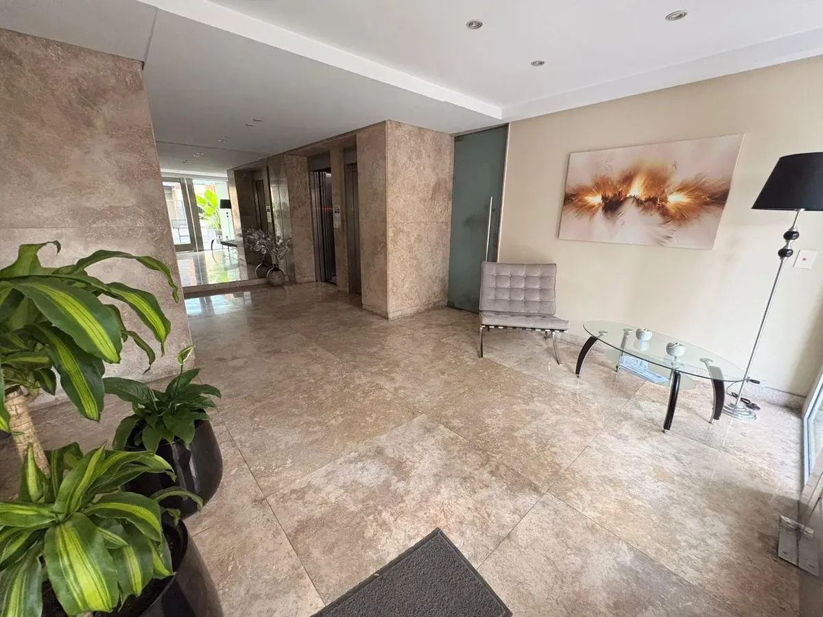 Apartamento de 1 dormitório com suíte e vaga coberta em Lanús Oeste