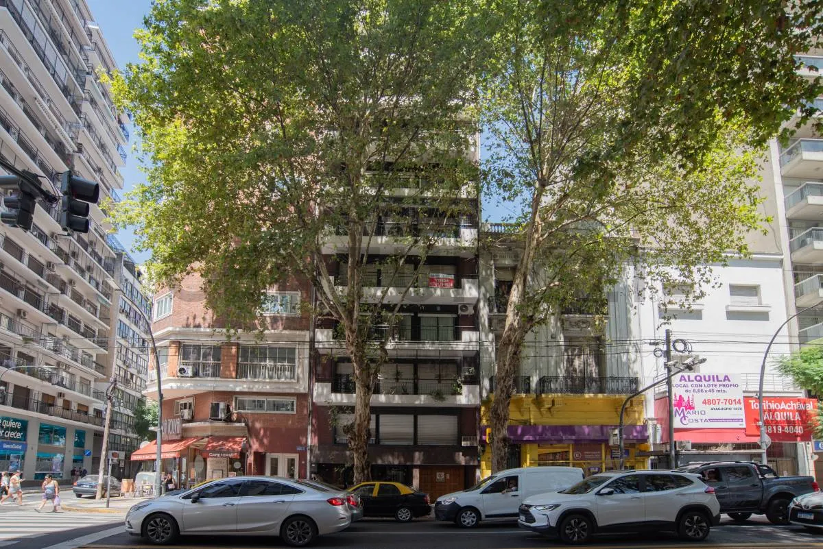 Two-bedroom apartment with balcony in Recoleta