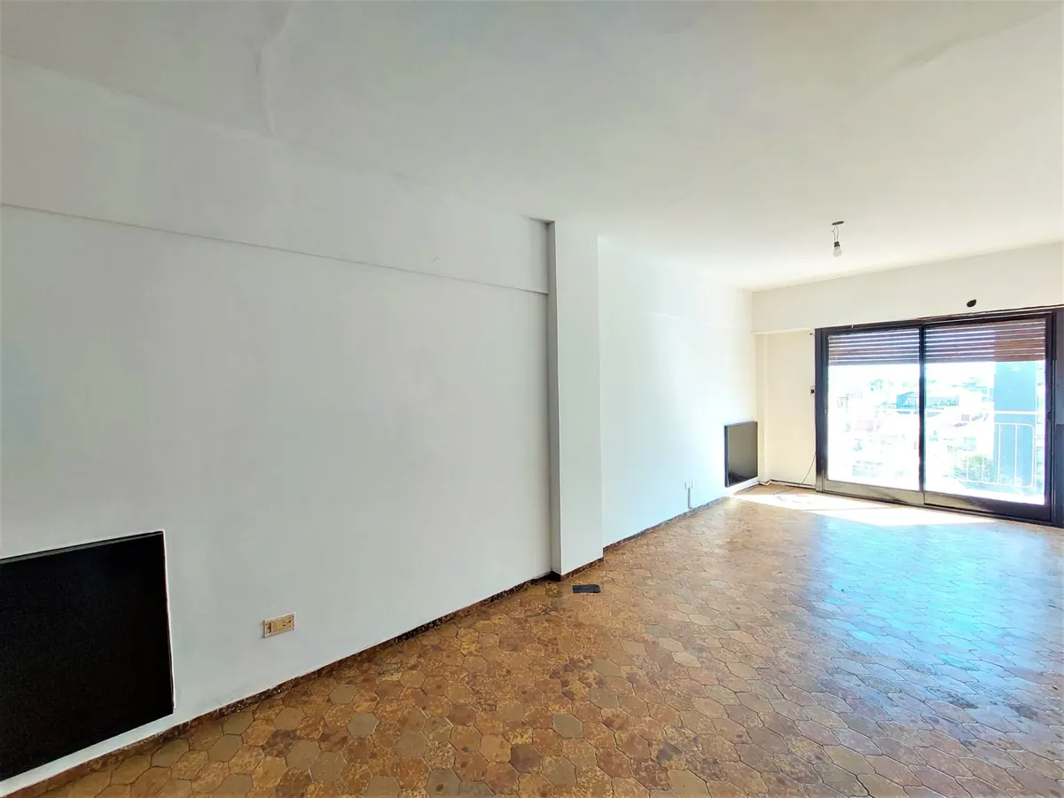 Departamento de 5 ambientes al frente con balcón en Ramos Mejía