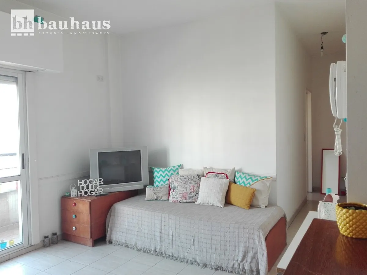 Apartamento de dois ambientes com varanda em Morón