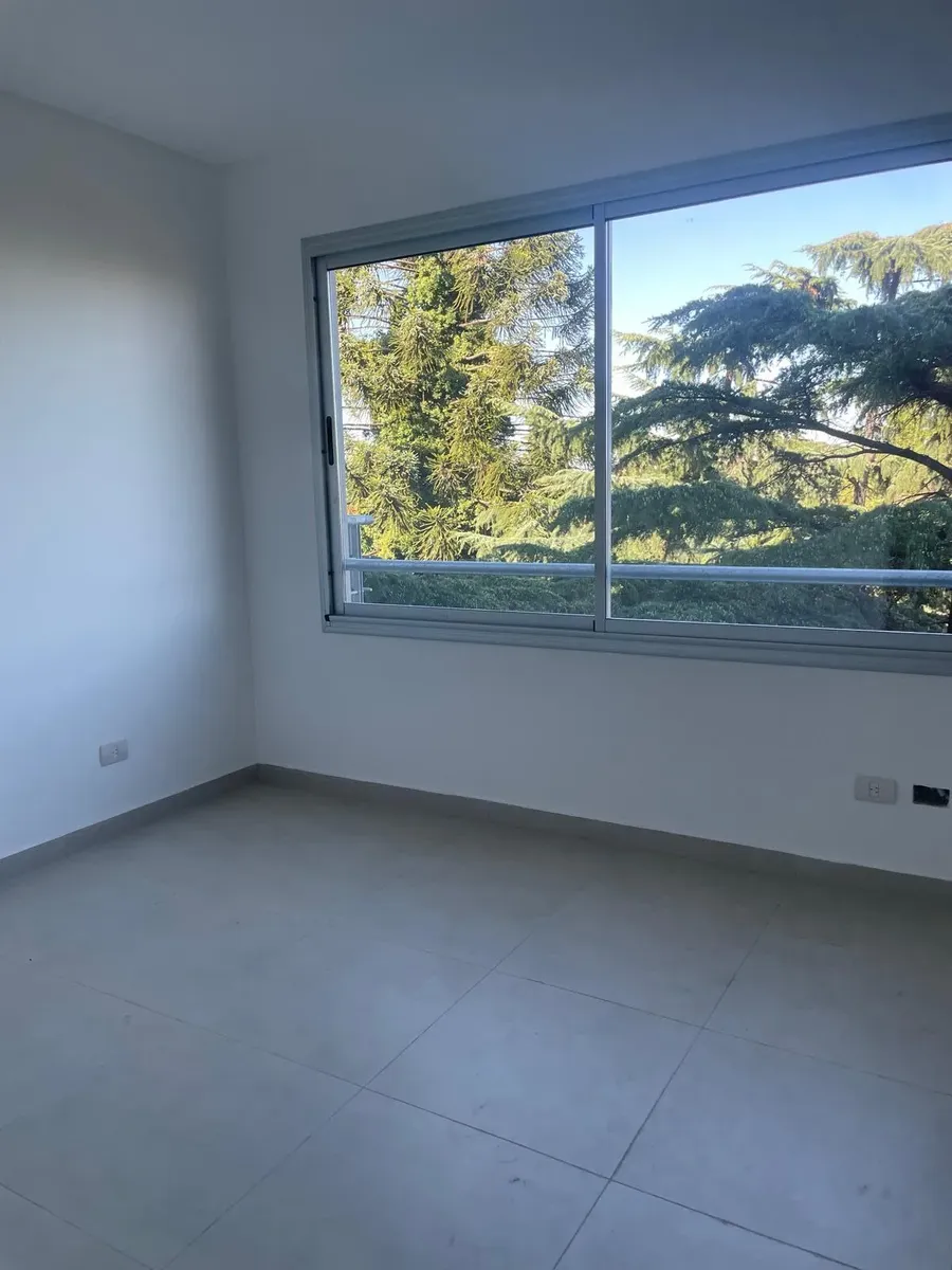 Two-room apartment with assigned covered parking in Vicente López