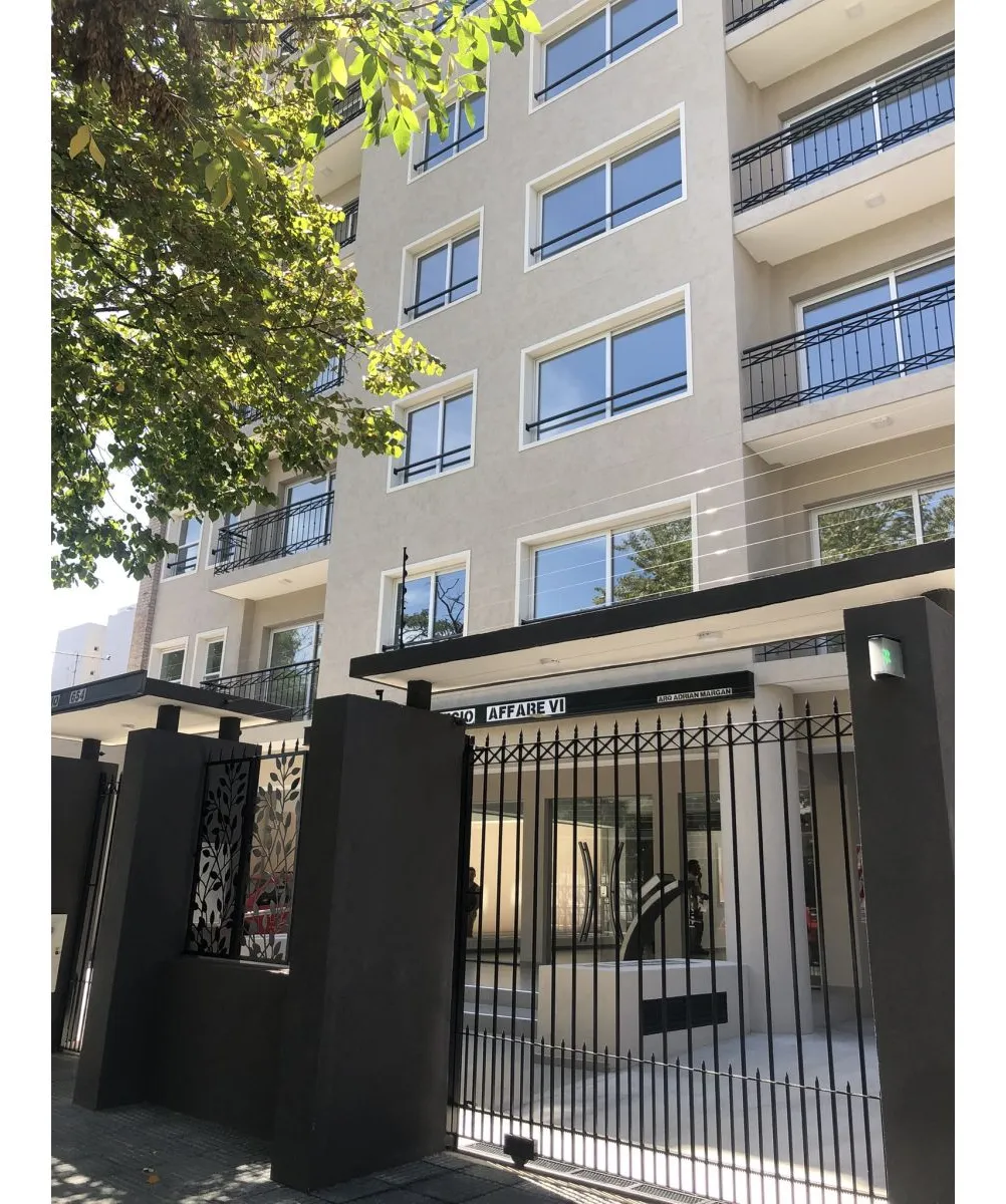 Departamento de 2 ambientes con balcón y cochera en Morón