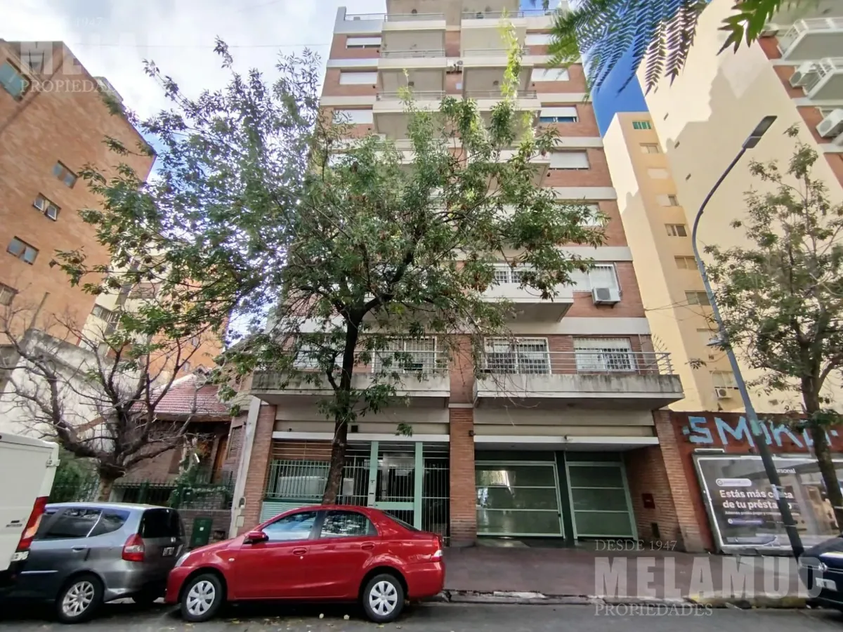 Apartamento de dois ambientes com 1 quarto, varanda e pátio em Caballito