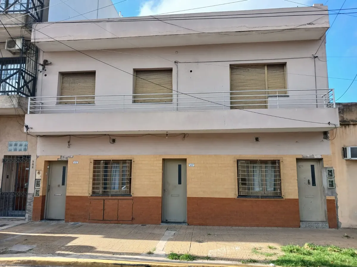 Three-room apartment in La Matanza, ground level, street-facing