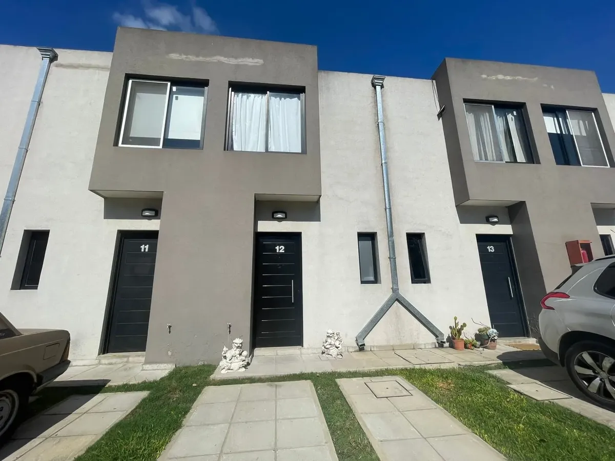 Apartamento tipo dúplex de 3 ambientes com 2 dormitórios em Ituzaingó