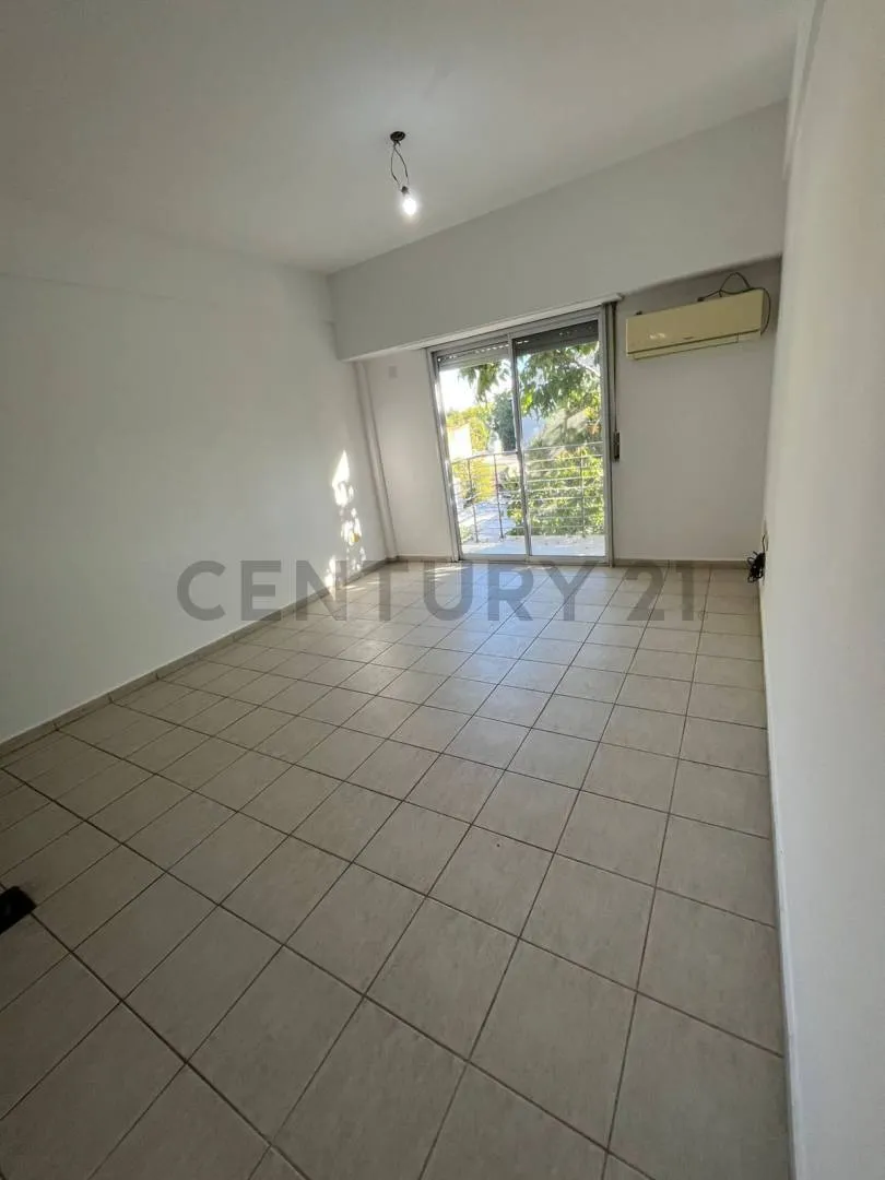 Apartamento de 1 dormitório com varanda em La Plata