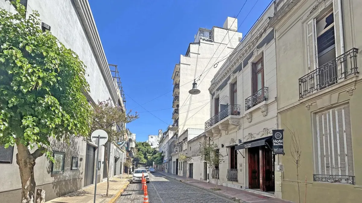 Apartamento de três ambientes de frente com varanda em San Telmo