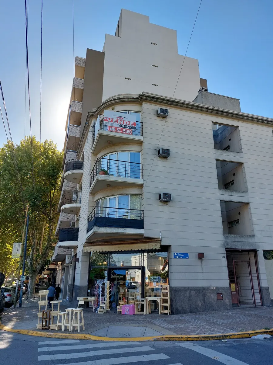 Apartamento de dois ambientes com pátio coberto em Villa Lugano