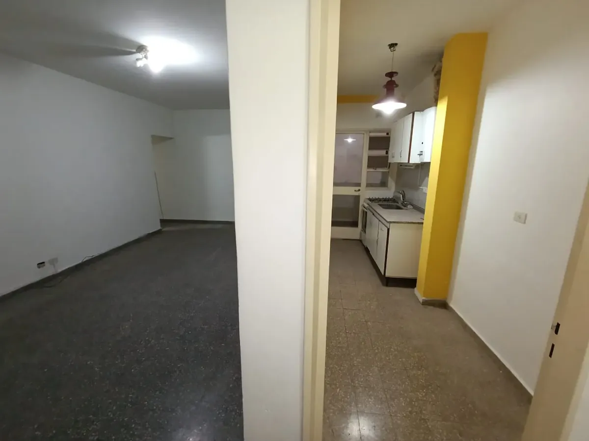 Departamento de 2 ambientes con balcón y lavadero en Flores