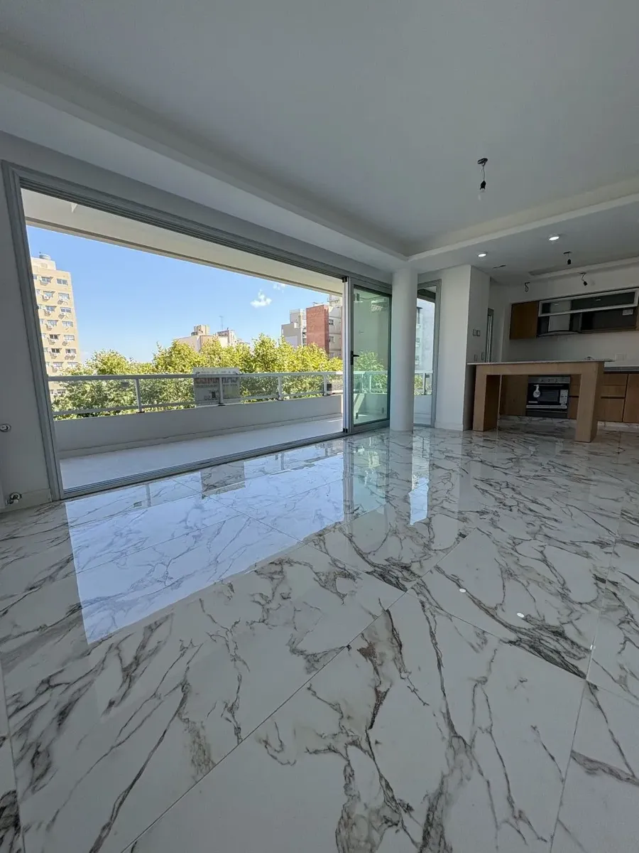 Apartamento de 3 ambientes novo com 2 suítes e varanda em Lanús