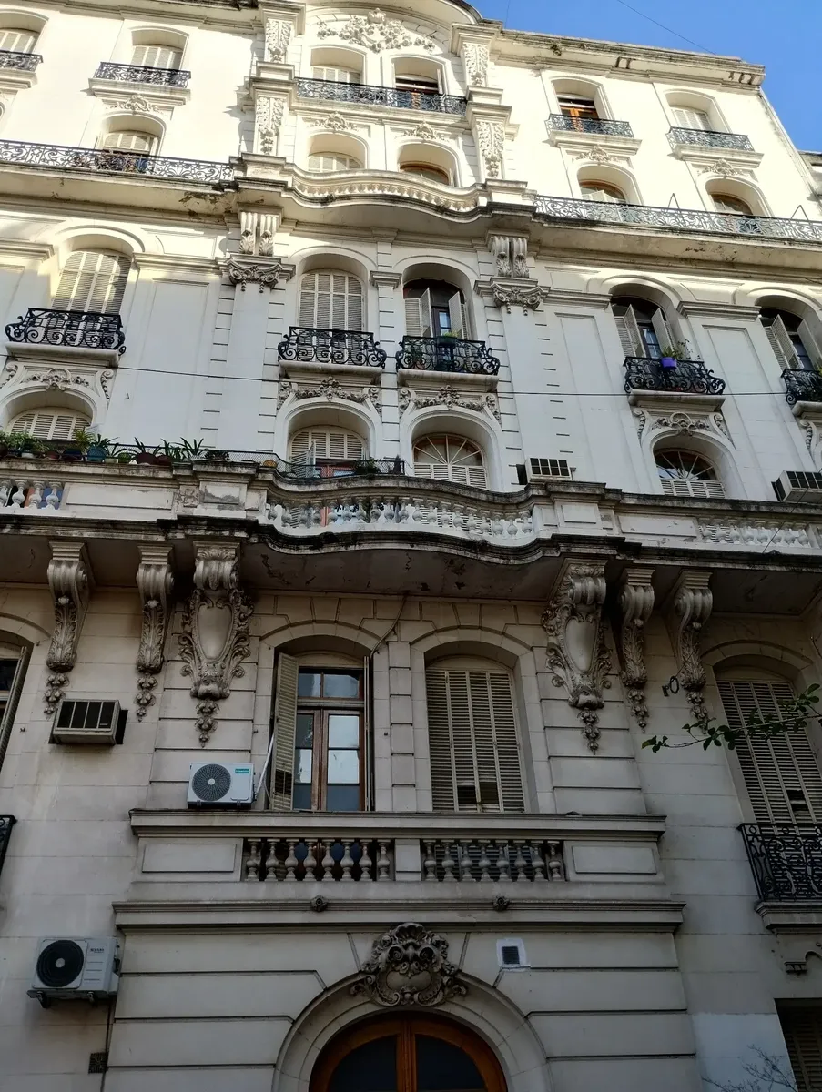 Habitación con balcón en departamento de 6 ambientes en Monserrat