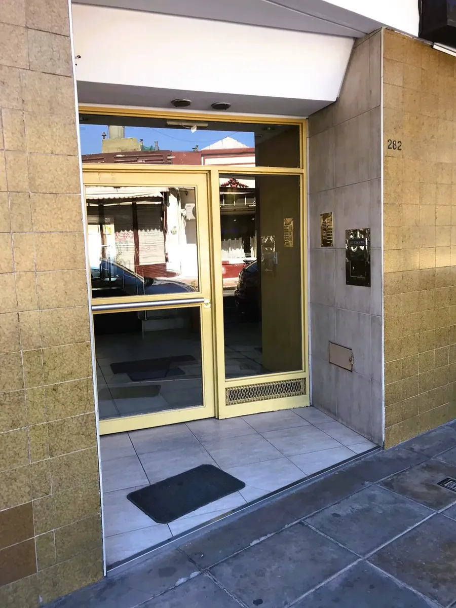 Apartamento de dois ambientes de frente com varanda em Vélez Sarsfield