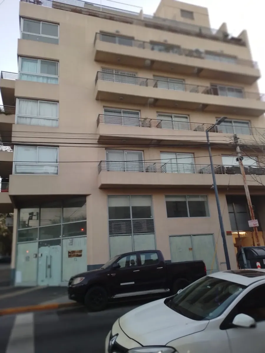 Kitnet de frente para a rua com varanda em Parque Chas