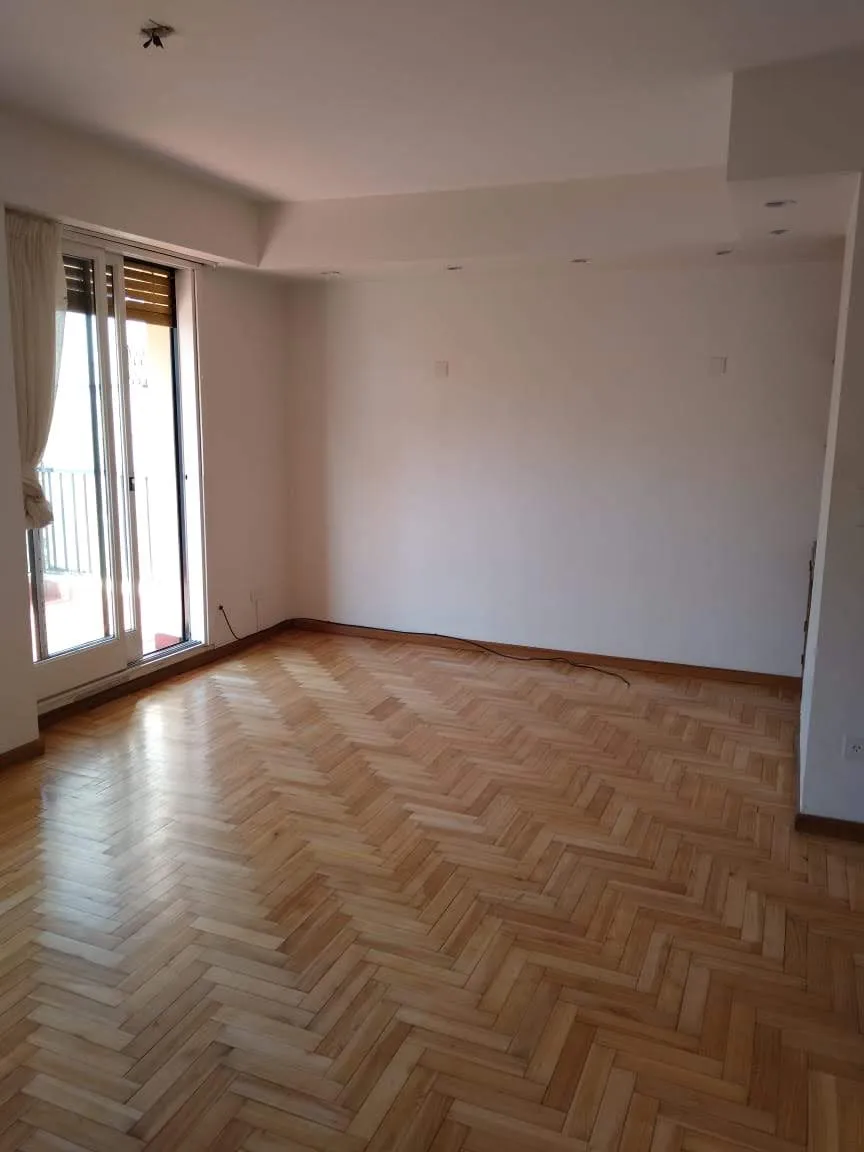 Apartamento de três ambientes com varanda-terraço em Olivos