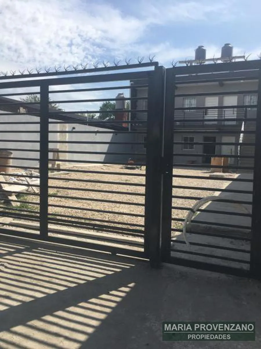 Apartamento de dois ambientes com 1 quarto e vaga descoberta em Ituzaingó