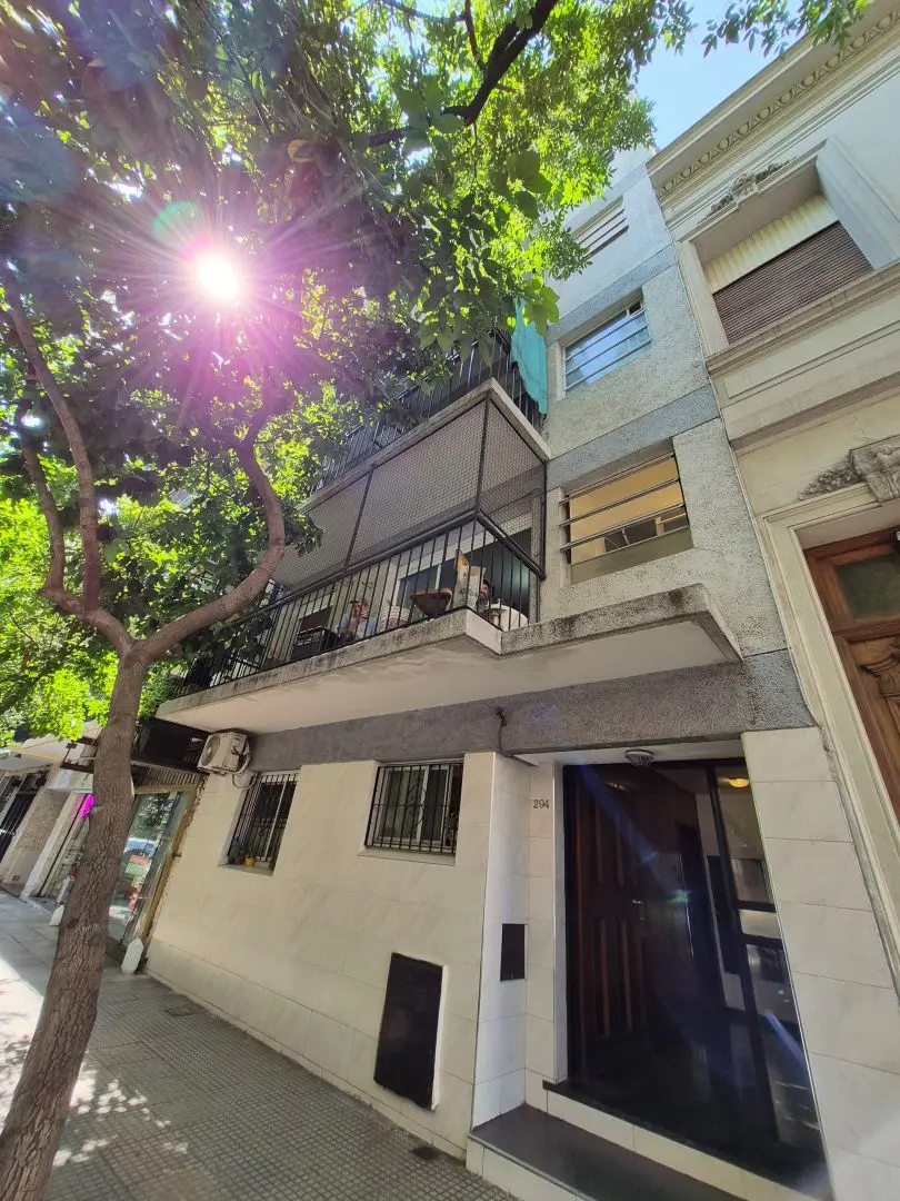 Apartamento de dois ambientes interno com varanda em Caballito