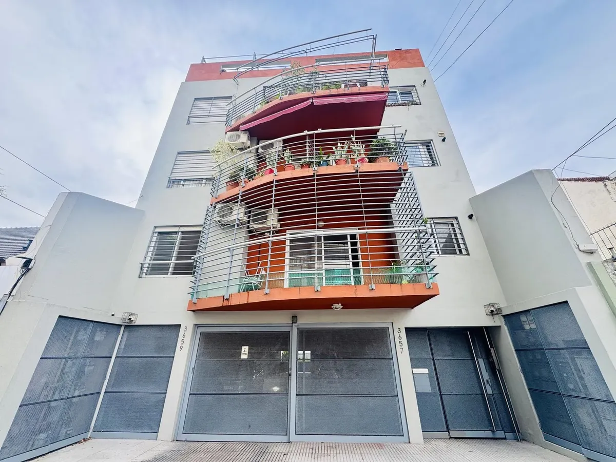 Трёхкомнатная квартира с 2 спальнями в Coghlan, с парковочным местом и бассейном