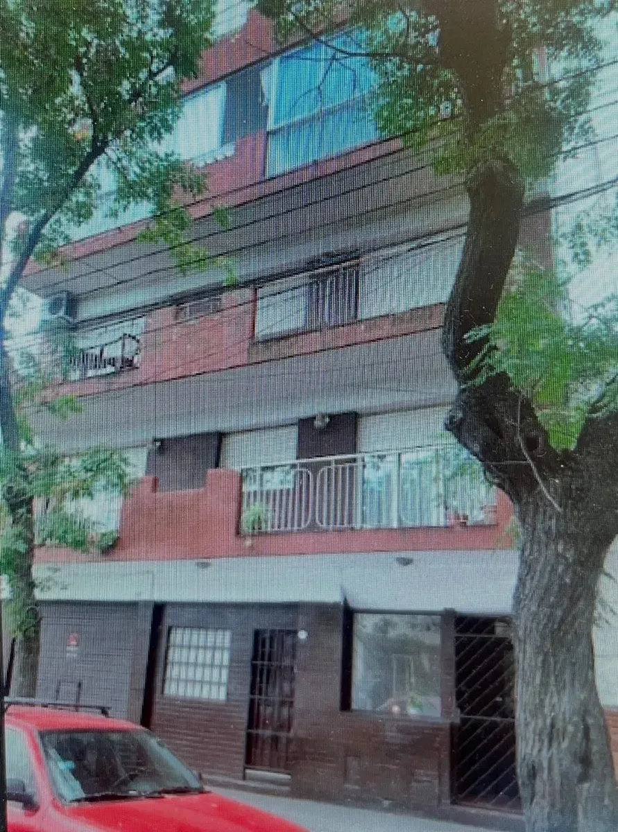 Departamento de 3 ambientes al frente con balcón en Parque Patricios
