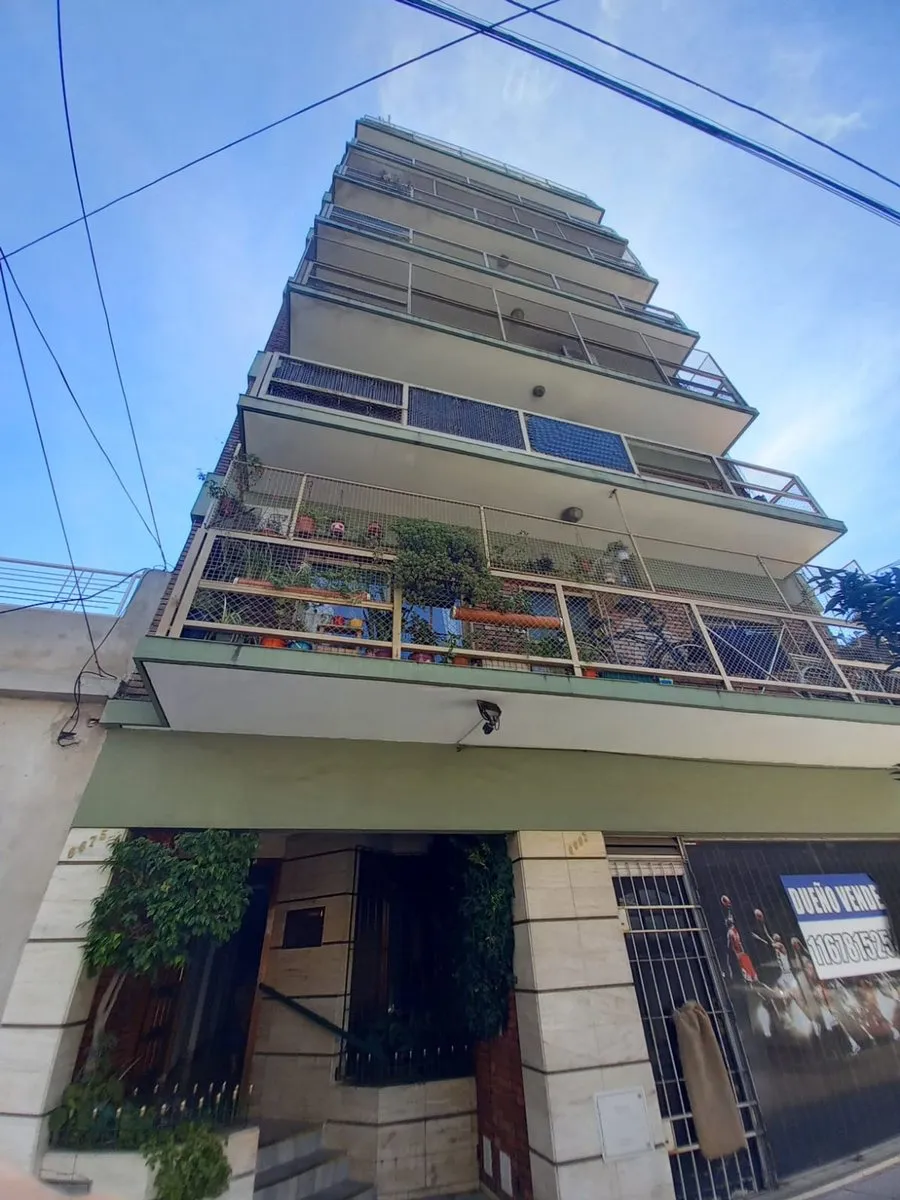 Apartamento de dois ambientes com varanda em Liniers