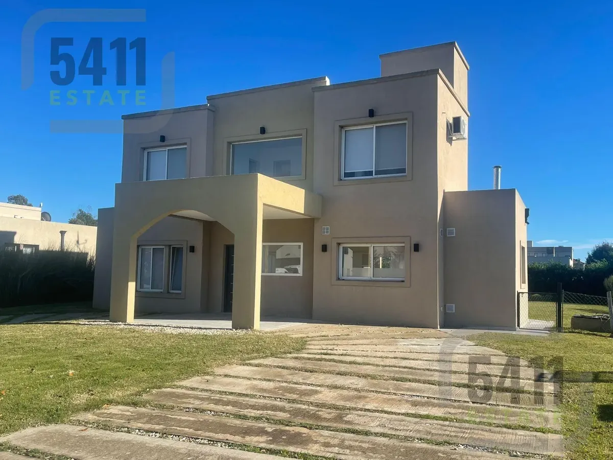 Furnished four-bedroom house with pool in Esteban Echeverría