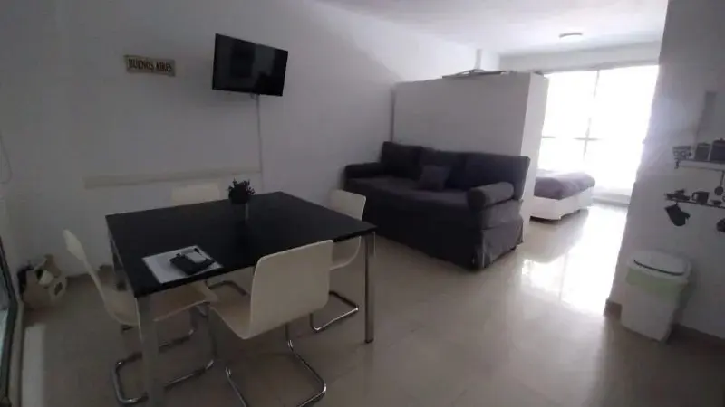 Kitnet com varanda e pátio em Palermo