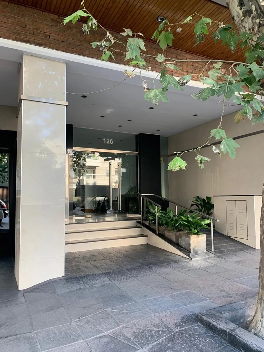 Semipiso de 3 ambientes con balcón y cochera en Flores