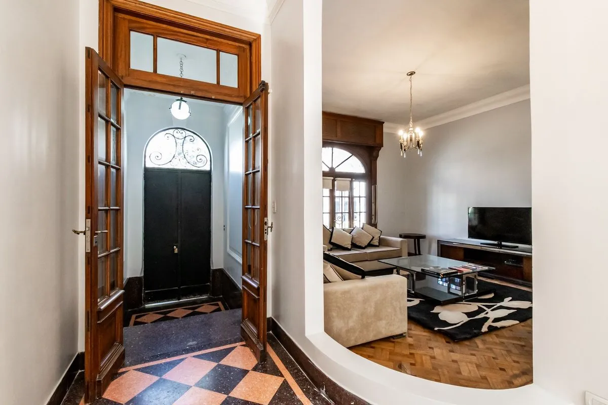 Casa comercial de 5 ambientes con 4 dormitorios en Colegiales