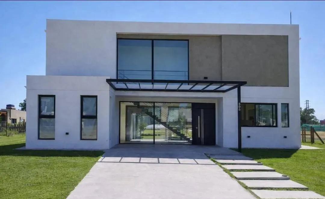 Four-bedroom apartment with garden and pool in Presidente Perón