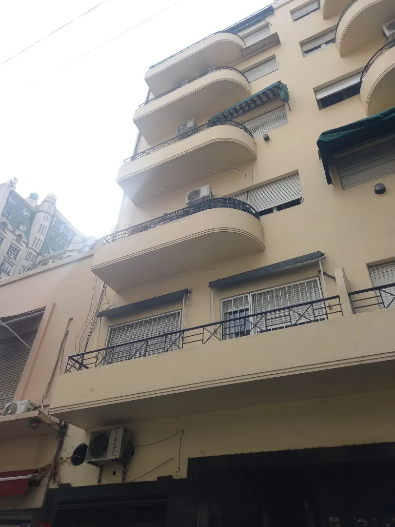 Apartamento de três ambientes com varanda de frente e pátio em Monserrat