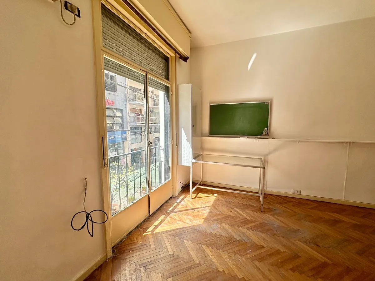 Monoambiente con balcón francés al frente en Retiro